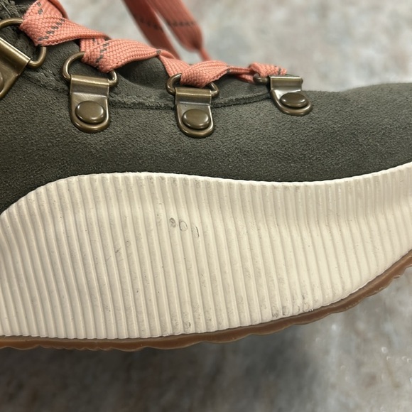 SOREL OUT N ABOUT CONQUEST BOOT
Size 7 NWT green,cream, coral,gray waterproof - Picture 14 of 16